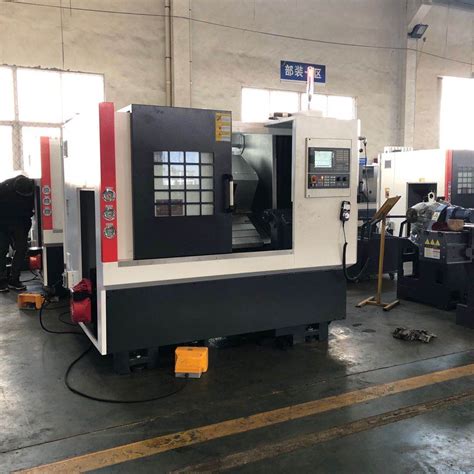 torno cnc de bancada inclinada|Torno CNC de bancada inclinada con herramienta motorizada.